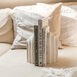 the serif home the belle bookend buchstütze mit büchern beidseitig